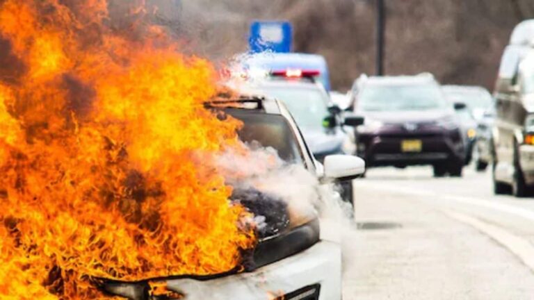 Passers-by Rescue Man Stuck Inside A Burning Car, Internet Calls Them ‘Real Heroes’ – News18