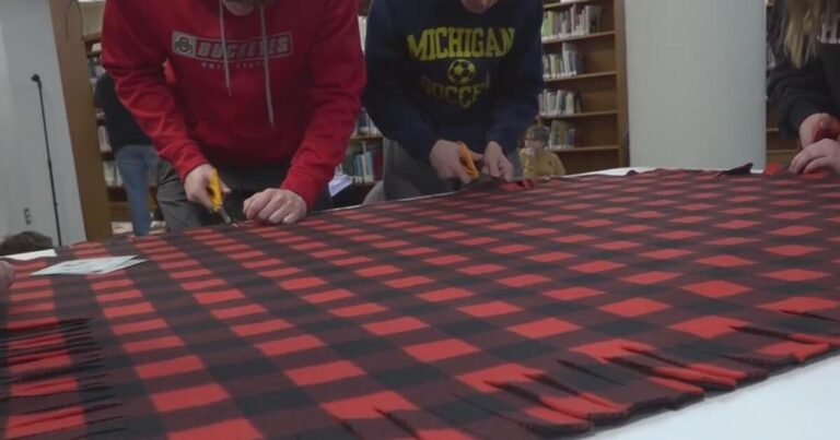 Michigan teacher who received double lung transplant helps students make blankets for organ